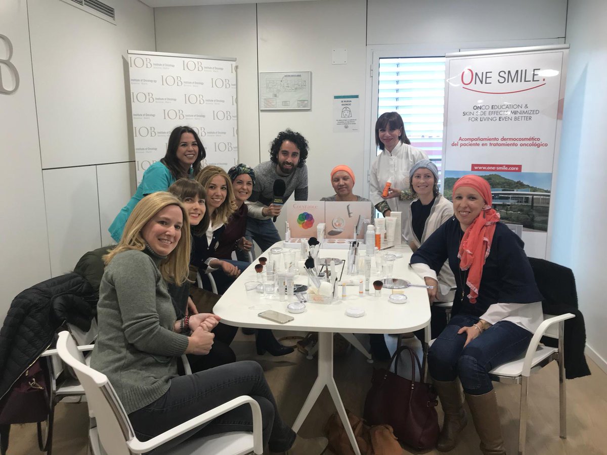 MadridDirecto's tweet photo. Visitamos un taller donde enseñan a maquillarse a pacientes oncológicas.
Utilizan productos hipoalegénicos y ofrecen soluciones cosméticas que repercuten de forma positiva en la autoestima de las enfermas.
@RafaRodrigoZ conoce su secreto.
#MD145 https://t.co/p2sLIPYsrS