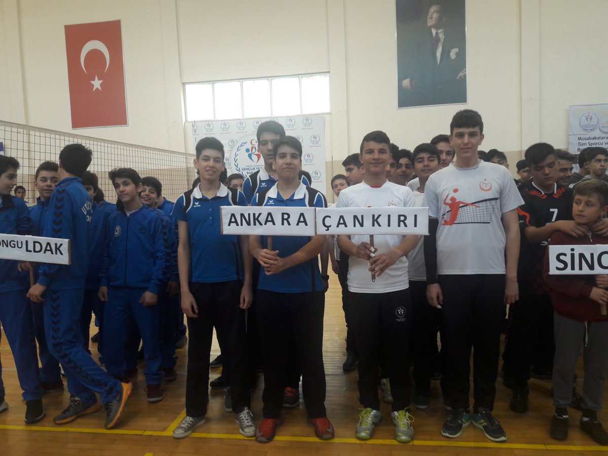 HalilYuceer32's tweet photo. Çerkeş 80.Yil Cumhuriyet Ortaokullu ve Kulubumuz Sporculari Zonguldaktaki Okul Maclarinda 
Erkekler : Istanbulu 3-2
Kizlar      :Bursayi  3-0 
Yenerek Yarin Iki takimimizda final Oynayacaktir.. https://t.co/LZoR6ukahC