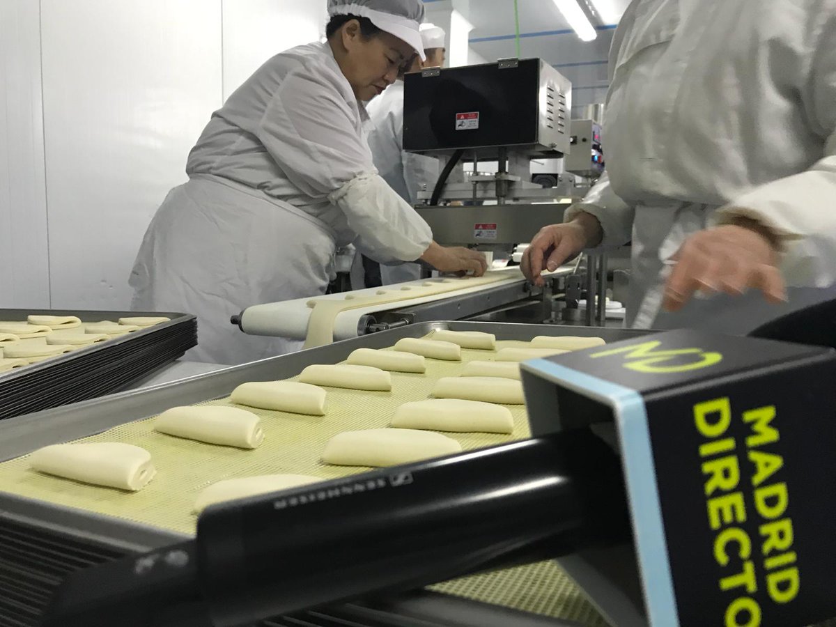 MadridDirecto's tweet photo. Nieves Ye es una empresaria china que tiene una fabrica donde hacen 6.000 empanadillas chinas al día.
@RafaRodrigoZ ha participado en su fabricación.
#MD145 https://t.co/wXIiGRErNl