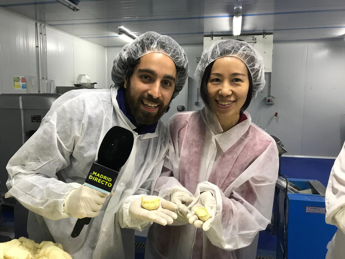 MadridDirecto's tweet photo. Nieves Ye es una empresaria china que tiene una fabrica donde hacen 6.000 empanadillas chinas al día.
@RafaRodrigoZ ha participado en su fabricación.
#MD145 https://t.co/wXIiGRErNl