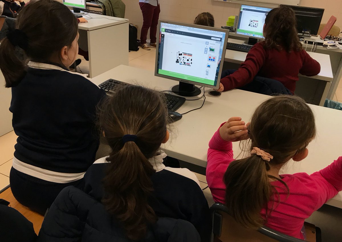 RockboticSev's tweet photo. ‼️‼️‼️ Bueno buenooo... mirad que sesión más chula hemos tenido en @Safa_Utrera ‼️‼️‼️ Lo hemos pasado genial 😀 #Arduino #programación #robotica #rockboticsevilla https://t.co/qbzXKH7TuF