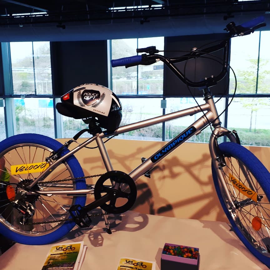 CCJ_St_Etienne's tweet photo. Le @CCJ_St_Etienne est présent à la remise d'un #vélo à un enfant hospitalisé par l'association CHUkids42 dans les ateliers @Chocolatweiss. 
Présentation des nouveaux maillots de l'asso. Le CCJ participera à la course le 26 mai pour la Foulée du #Chocolat. #VELOCIO #CHUkids42 https://t.co/J65Ei45ugK