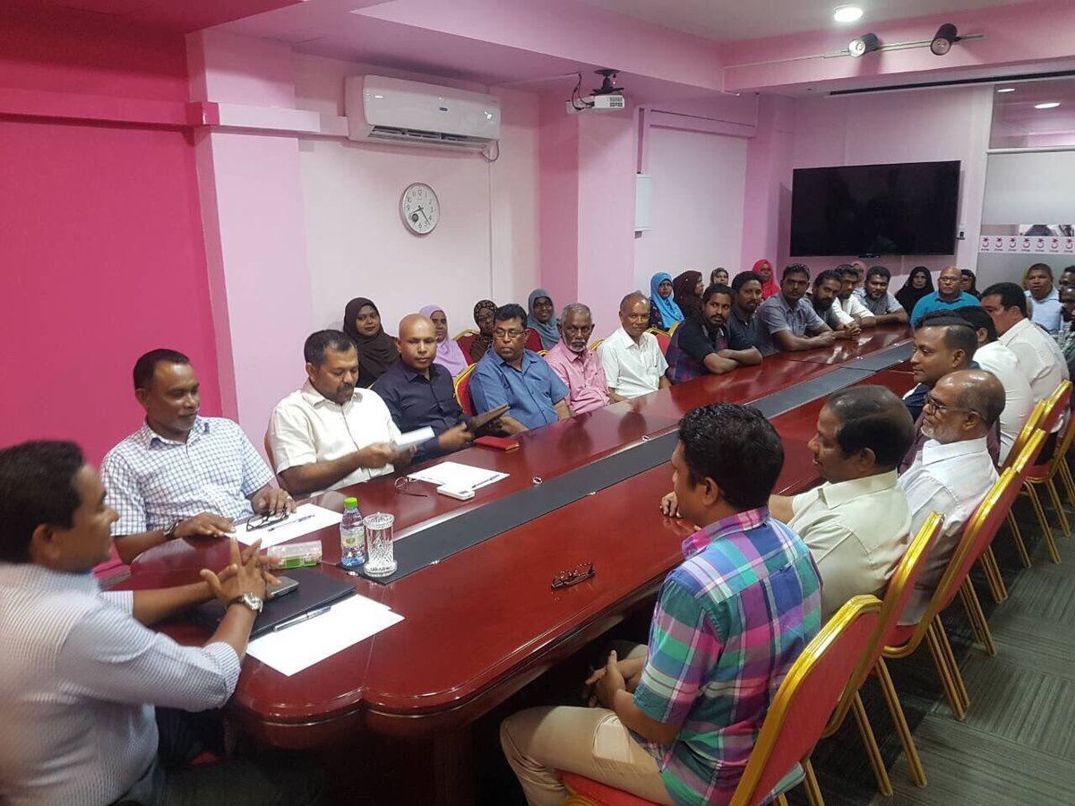 AdamNas41411083's tweet photo. #RY2018 ah Thahyaaru vumuge gothun Villimale’ge #PPMTeam Party ge Musthasaaru | Raajje ge Raeesul Jumhooriyaa Raees Abdulla Yameen aa Party Offihuga Bahdalu Kurahvaifi. 
#DhenvesYameen
#RY2018!! https://t.co/dYmoeDoFkg