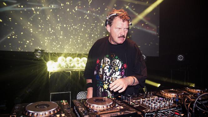 Morgen zorgt @joostvanbellen voor glitter tijdens de 30e editie van MOZEM! Hij brengt zijn meest venijnige feestplaten met zich mee: 'Geen ouwe rottende koeien uit de sloot, maar spiksplinternieuwe runderen erin mieteren.