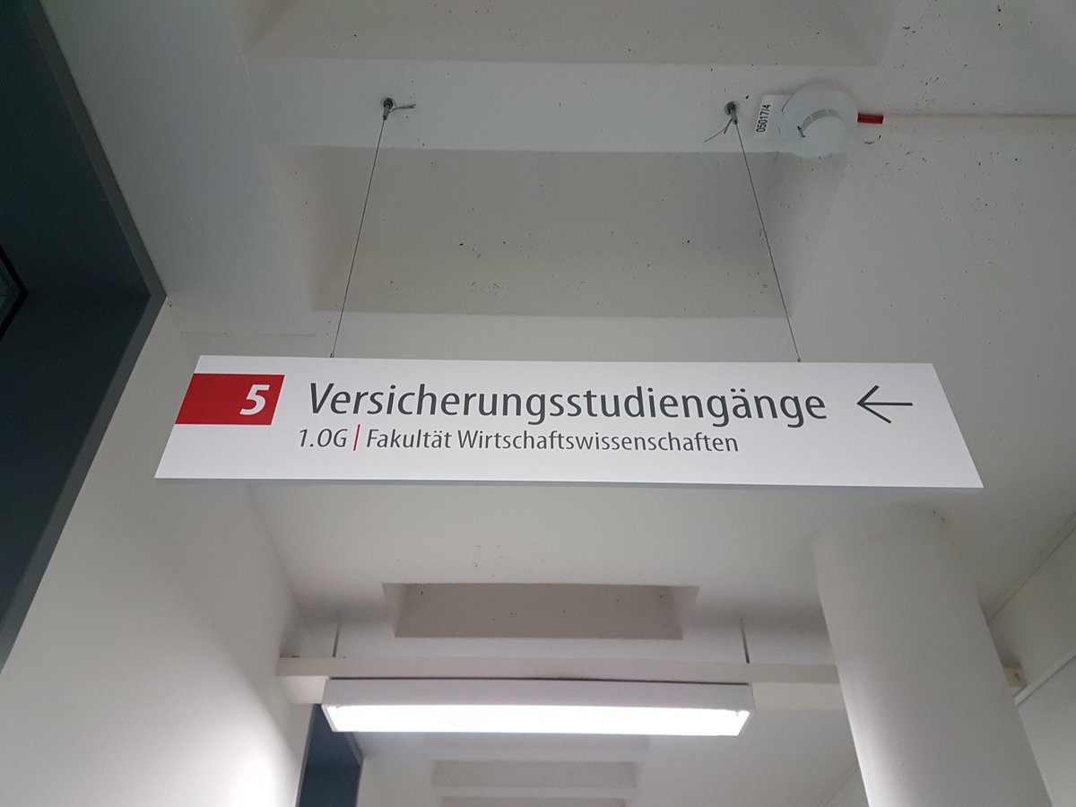 Neue Schilder für die Fakultät Wirtschaftswissenschaften. #versicherung #hochschulecoburg #coburg #wirtschaftswissenschaften