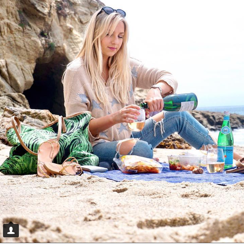 Beach Picnic? Yes please! #repost of the lovely Ally of Calially.com and our Cayman Villa Ravenna tote! #Veeshee #calilife #calistyle #caliblogger