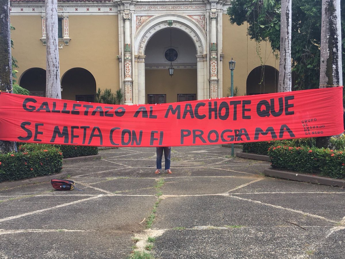 PulsoEST's tweet photo. “Nostros exigimos asamblea antes del 3” cantan los estudiantes en el "Sal pa' fuera" de la Facultad Humanidades.

📸: Zoé Conde https://t.co/wiFaae3ek5
