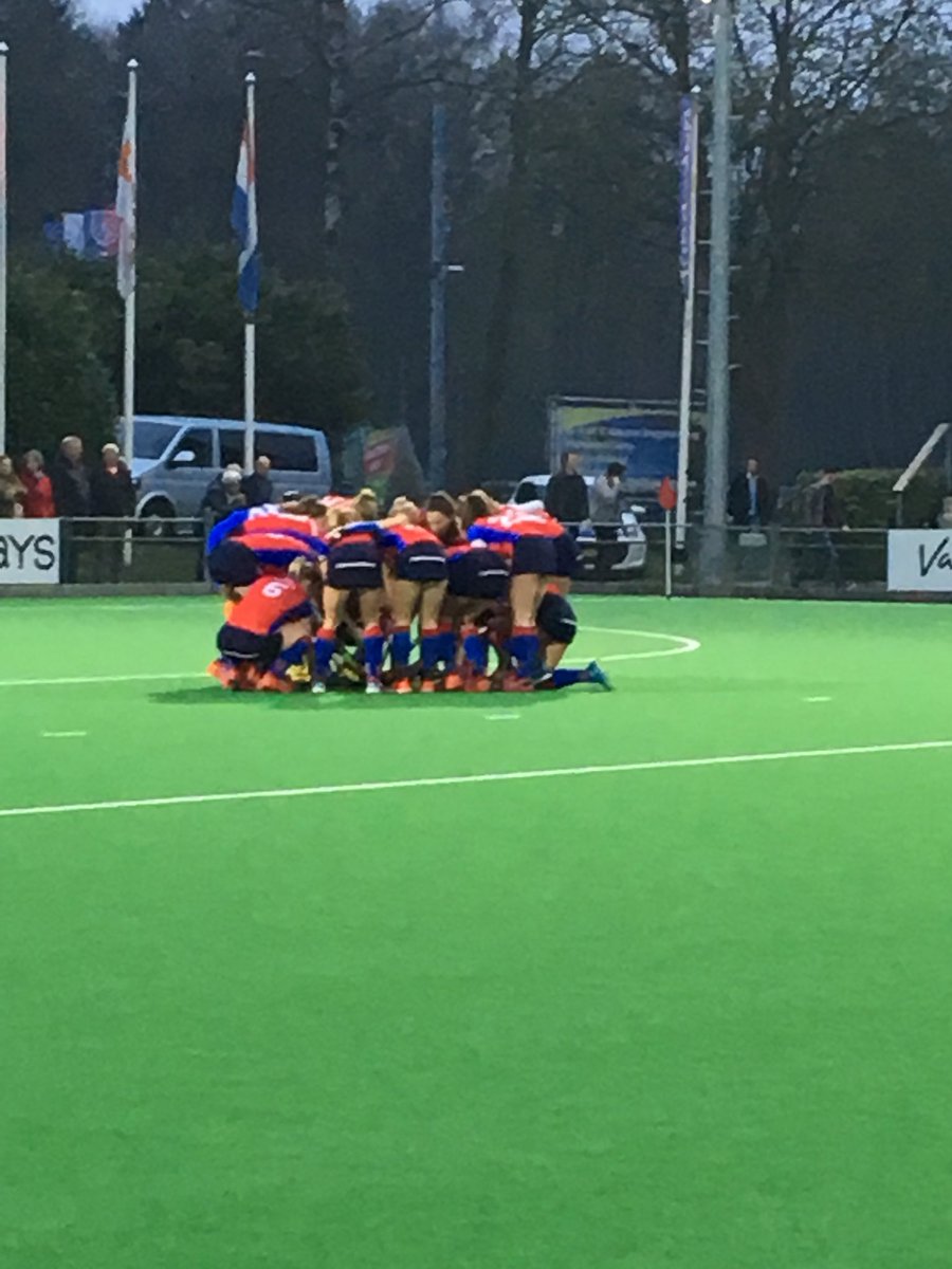De topper tussen <a href="/SCHC_Dames1/">SCHC_Dames1</a> en <a href="/Larenmhc/">Laren / LMHC</a> gaat beginnen. #hkdames #Morgenwerk