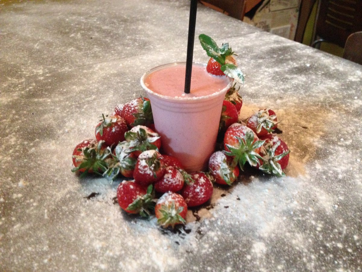 Have you tried our Strawberry milkshake? We Also have banana if Strawberry doesn't take your fancy 😉 Made with fresh fruit it's one of your 5 a day! 🍓🍌