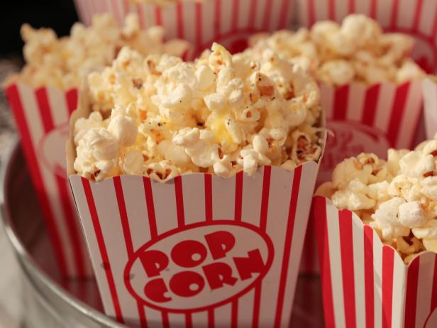 BubblesMonitor's tweet photo. Am I allowed to have popcorn? Mike? Anyone? #Bubbles #FeedBubbles https://t.co/w9xsKWhDbi