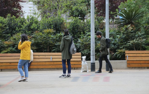 Ogilvy inunda Barcelona de perros de hormigón #streetmarketing rwhy.es/2qrhfNN #gossosenespera #perrosenespera