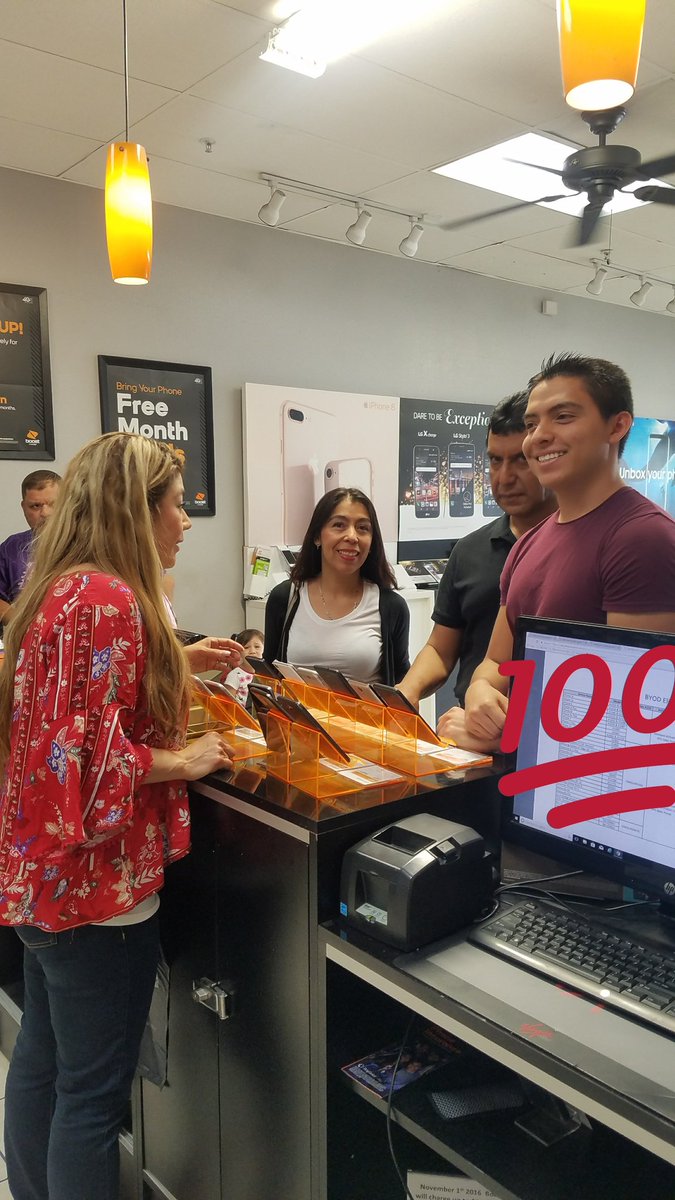 Claudia stepping in to help sell 3 lines at Go Smart Wireless. @SPG_Claudia <a href="/Bryana_Marceco/">Bryana Buigues</a> <a href="/prailpcs/">Patrick Rail</a>
