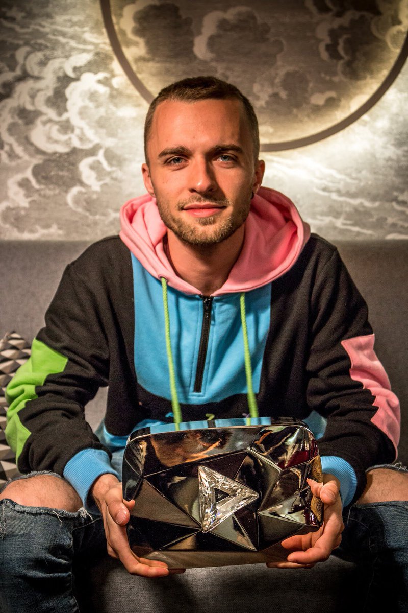 xSqueeZie's tweet image. J’ai aujourd’hui reçu ce fameux bouton des 10 millions d’abonnés 😊
Ce n’est qu’un objet mais il témoigne du chemin parcouru jusqu’ici : beaucoup de passion, de stress, d’amour, de chance, de rencontres, de plaisir...
Mais surtout : un parcours inondé par VOTRE amour ❤️
Merci