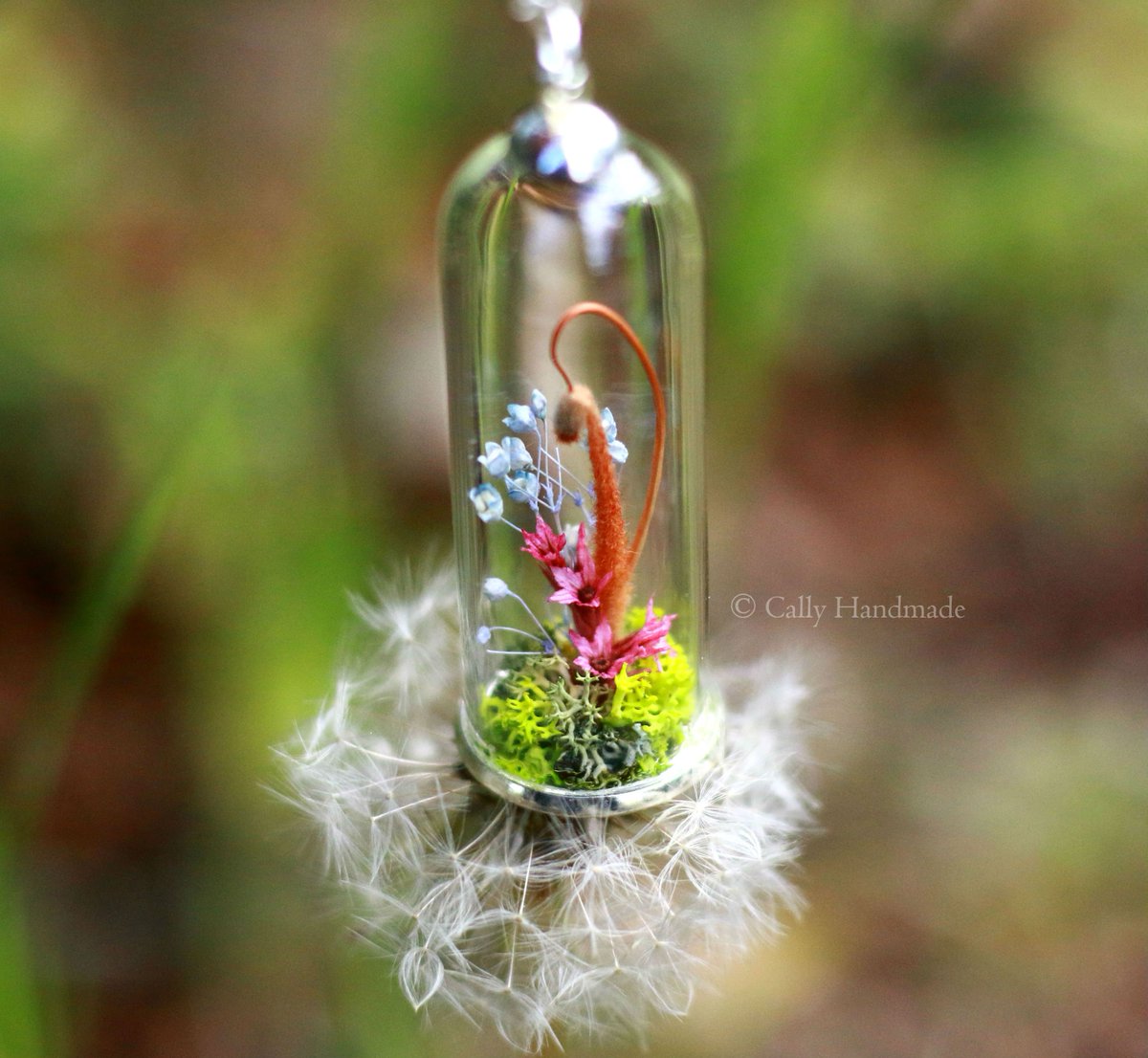 CallyHandmade's tweet photo. Ma dernière création:le sautoir «Efflorescence» qui est un heureux mariage de pousses de Banksia, de fleurs de Saladelle et de lichen.Le sautoir « Efflorescence » est à retrouver sur @EtsyFR :CallyHandmade 
 #frenchdesign #bijoux #artisanjewelry #creatrice #bijoudecreateur #fleur https://t.co/bIQ6MViQrp