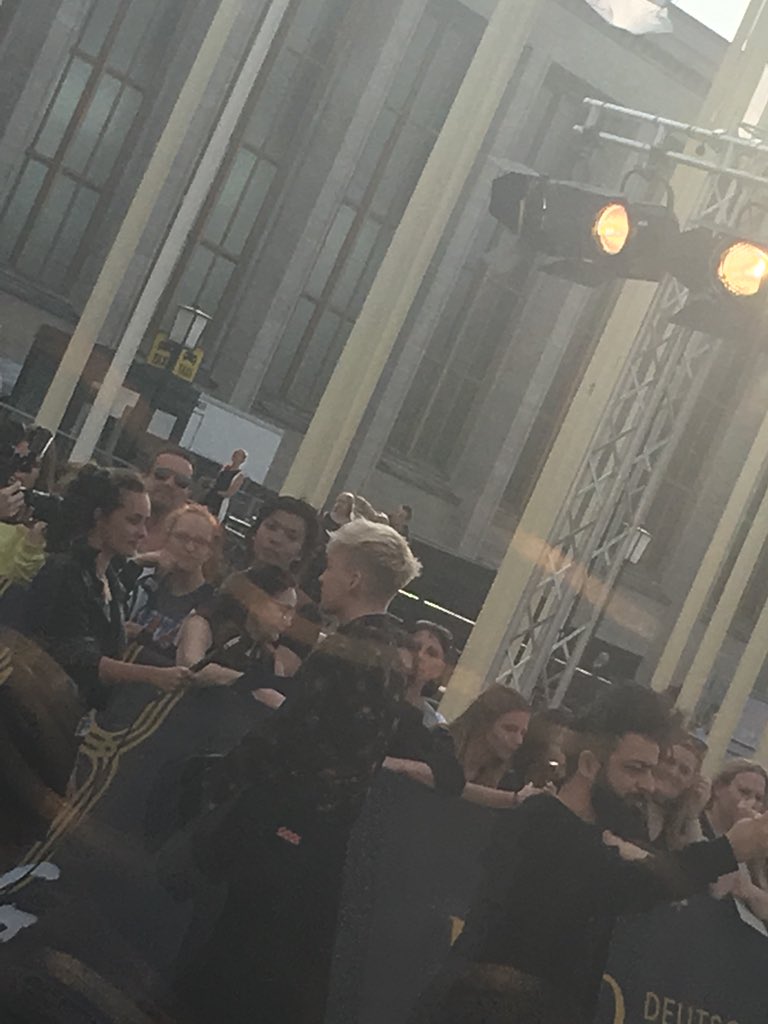 flawlessaaronbc's tweet photo. @fabiwndrlnd hätte so gerne ein foto mit dir gemacht 🙄 aber immerhin durfte ich dich mal sehen 🙏🏼 #ECHO2018 #ichguckECHO https://t.co/WmVGBRdc6R