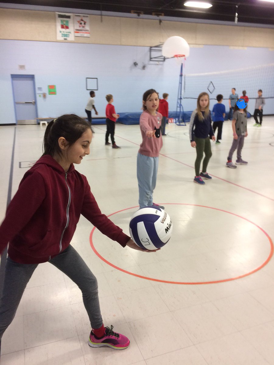 CapitaineRFR's tweet photo. Les élèves de 4e et 5e année s'amusent beaucoup en améliorant leurs techniques de volley-ball lors du tournoi intra-muros qui se déroule pendant les récréations du dîner. Merci à nos 2 arbitres Logan et Darcy! #LaurierCarrière #EspritSportif #4eLC #5eLC https://t.co/YyOeuuvwCi