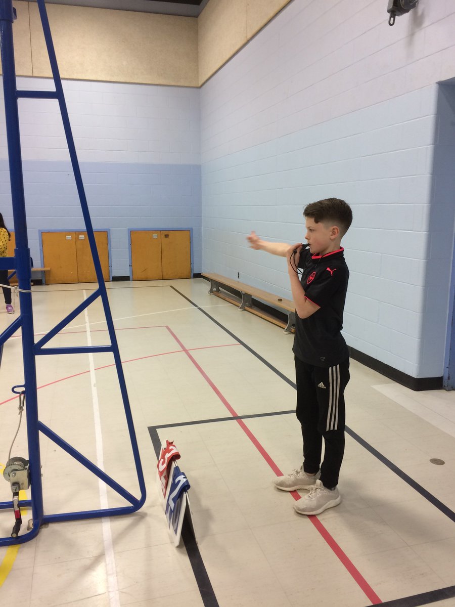 CapitaineRFR's tweet photo. Les élèves de 4e et 5e année s'amusent beaucoup en améliorant leurs techniques de volley-ball lors du tournoi intra-muros qui se déroule pendant les récréations du dîner. Merci à nos 2 arbitres Logan et Darcy! #LaurierCarrière #EspritSportif #4eLC #5eLC https://t.co/YyOeuuvwCi