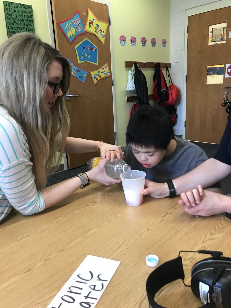 LMEspecialneeds's tweet photo. Science is fun!! Today we are doing an experiment to find out if water, vinegar, or tonic water will dissolve peeps the fastest! https://t.co/57sONbiJCo