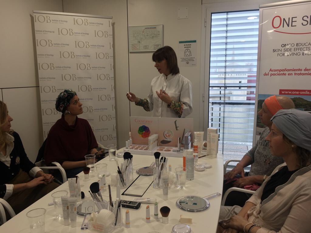 IOBoncologia's tweet photo. Nuestros amigos de @MadridDirecto #MD145 🎥 se han acercado a Ruber Juan Bravo para asistir al taller de #maquillaje oncológico que hemos realizado de la mano de @AveneEspana! Gracias por vuestra asistencia! 😄 https://t.co/Shzibb57PA