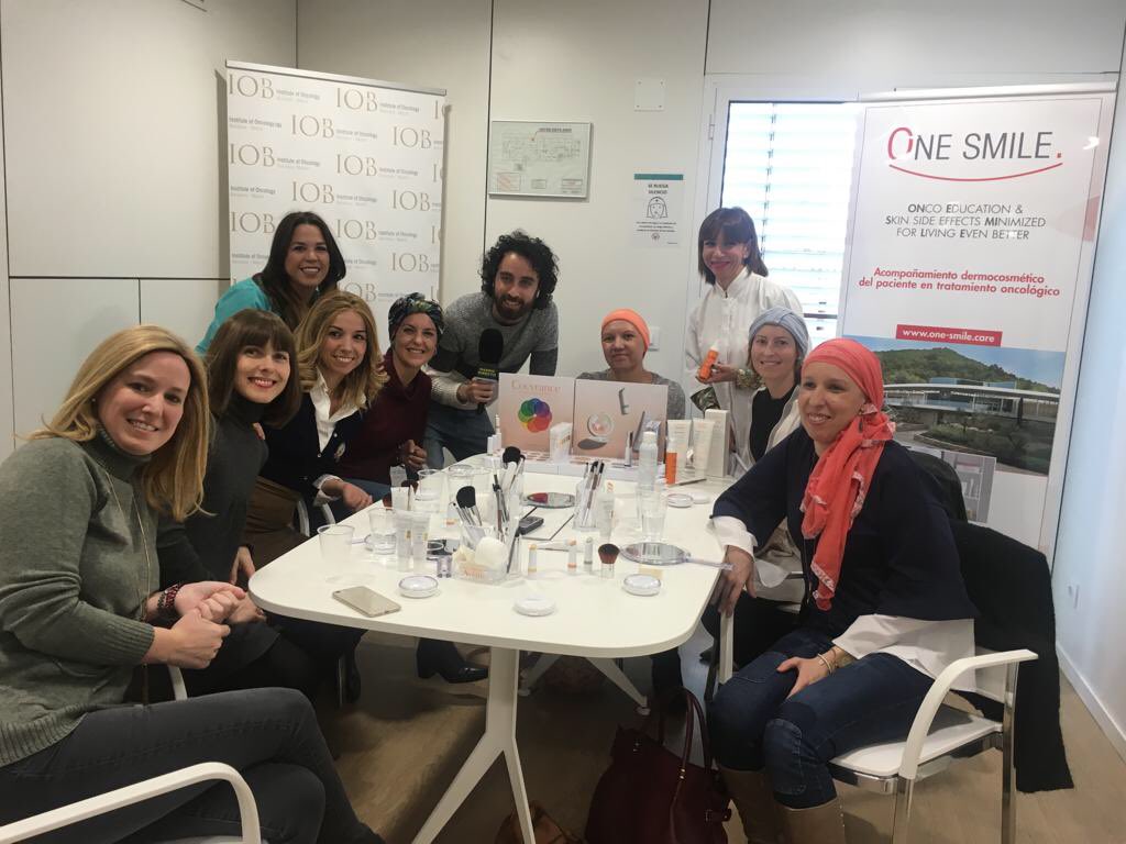 IOBoncologia's tweet photo. Nuestros amigos de @MadridDirecto #MD145 🎥 se han acercado a Ruber Juan Bravo para asistir al taller de #maquillaje oncológico que hemos realizado de la mano de @AveneEspana! Gracias por vuestra asistencia! 😄 https://t.co/Shzibb57PA
