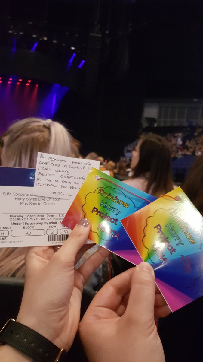 MariaFearless13's tweet image. Just handed out the last pieces. Have a wonderful night and enjoy all colours of the Rainbow everyone! ❤🏳️‍🌈 #HarryStylesLiveOnTourLondon #RainbowHproject #rainbowproject #rainbow