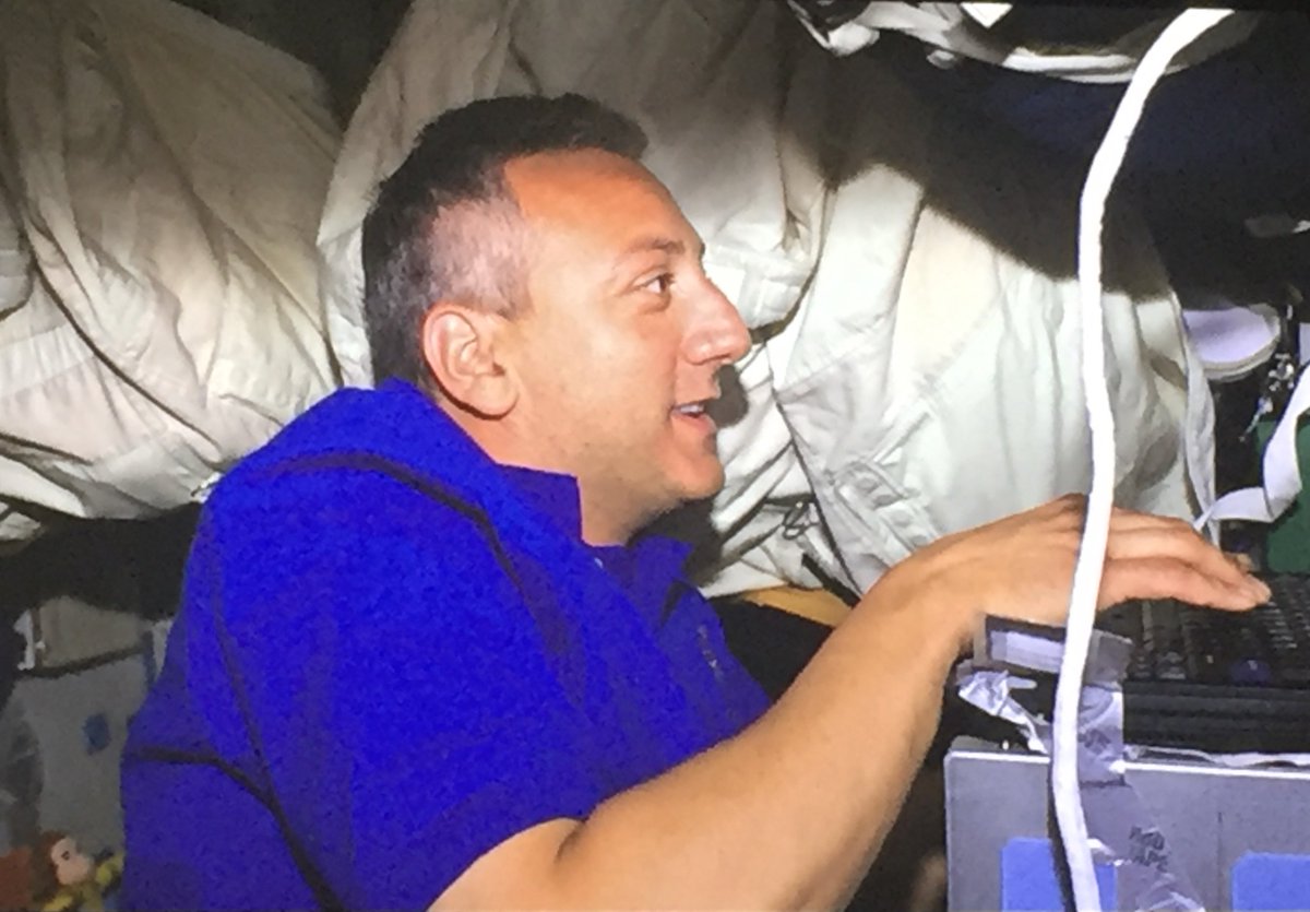 MaritzCX's tweet image. Keynote @Astro_Mike completing the FIRST tweet ever from space!!  #CXFusion cxfusion.com