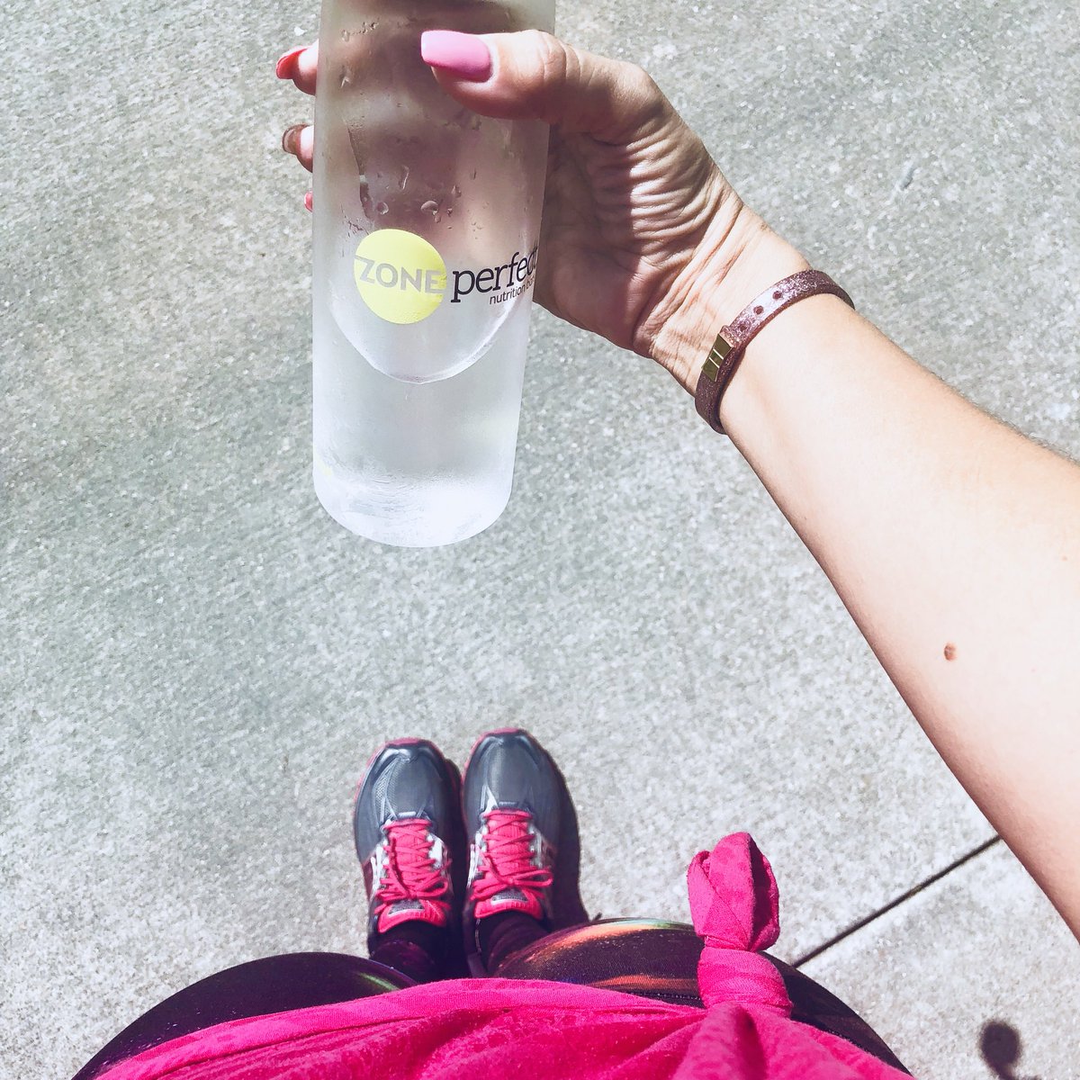 hautemesslife's tweet photo. Workout powered by: @oldnavy activewear, @brooksrunning shoes, @ZonePerfect water bottle my $10 @katespadeny fitness tracker from @homegoods!
#oldnavystyle #brooksrunning #katespade #katespadeaddict #homegoods #homegoodshappy #zpbrandambassador #zoneperfect https://t.co/vwOb1Q54y8