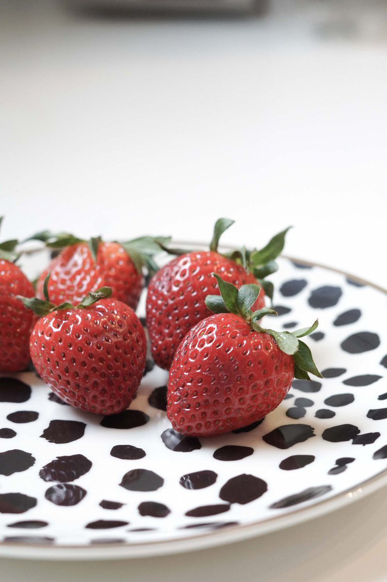 regine_und_so's tweet photo. #12von12 im April. Mit den ersten Erdbeeren, Blüten und natürlich jeder Menge Babykram. https://t.co/RKS9qTBPzd https://t.co/nkFChgzO1Q