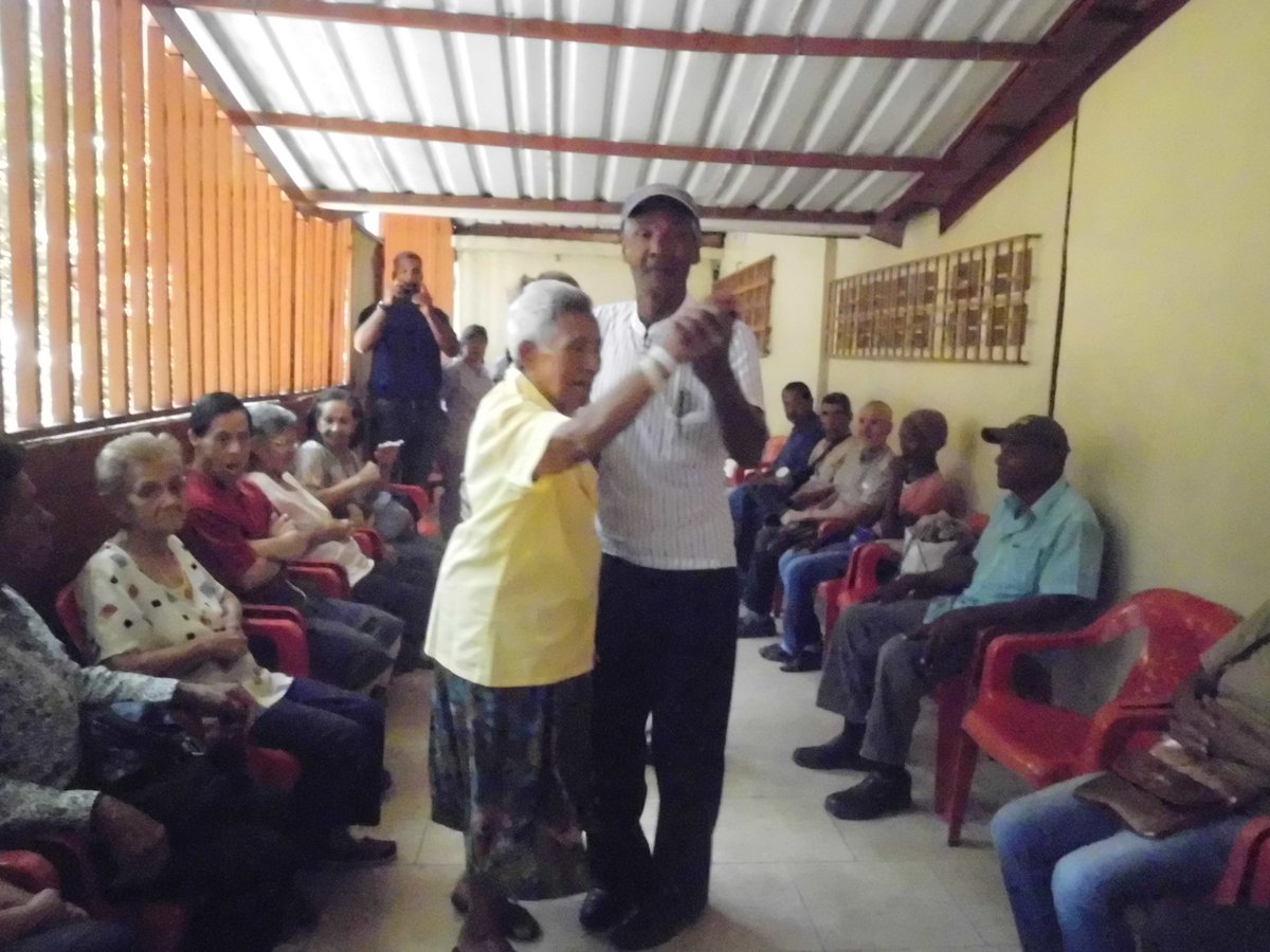 Inass_BarutaIB's tweet photo. En el CSSA BARUTA se le brinda a los adultos mayores un trato digno y se promueve a traves de las actividades recreativas, culturales un envejecimiento activo y saludable. https://t.co/4tUI3LKEBY