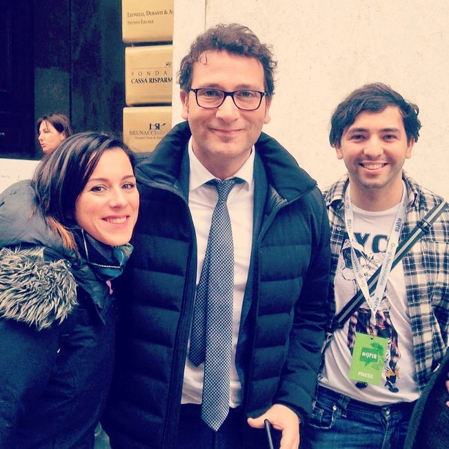 GiorgiaBurzz's tweet photo. Facciamoci una foto, per me sei come un fratello: ci vediamo tutte le mattine! Photobomber a #ijf18 Perugia con @alessioviola @SkyTG24 https://t.co/9KPhYpLALl