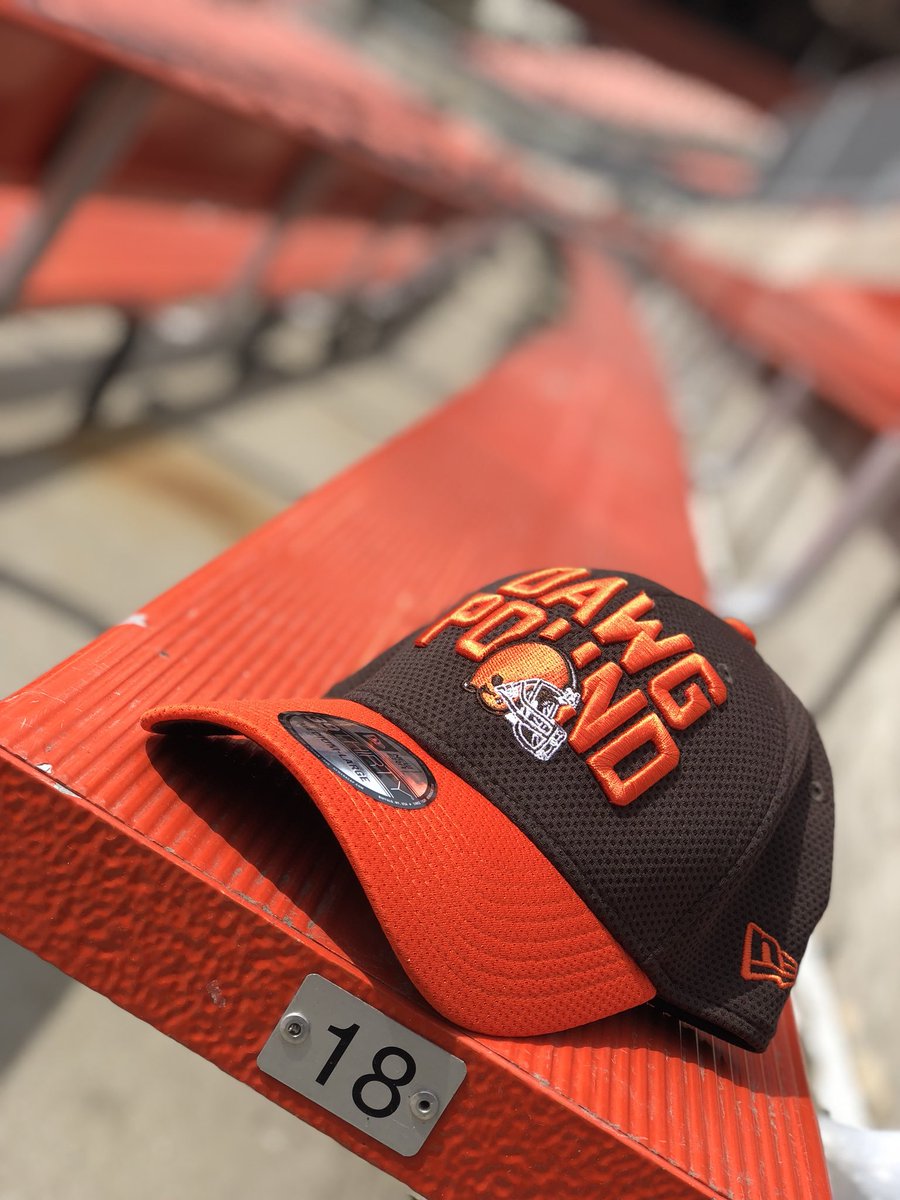 First contest of the year! Retweet and make sure you’re following us for a chance to win your choice of the 2018 Draft Caps from <a href="/NewEraCap/">New Era Cap</a> #BrownsDraft