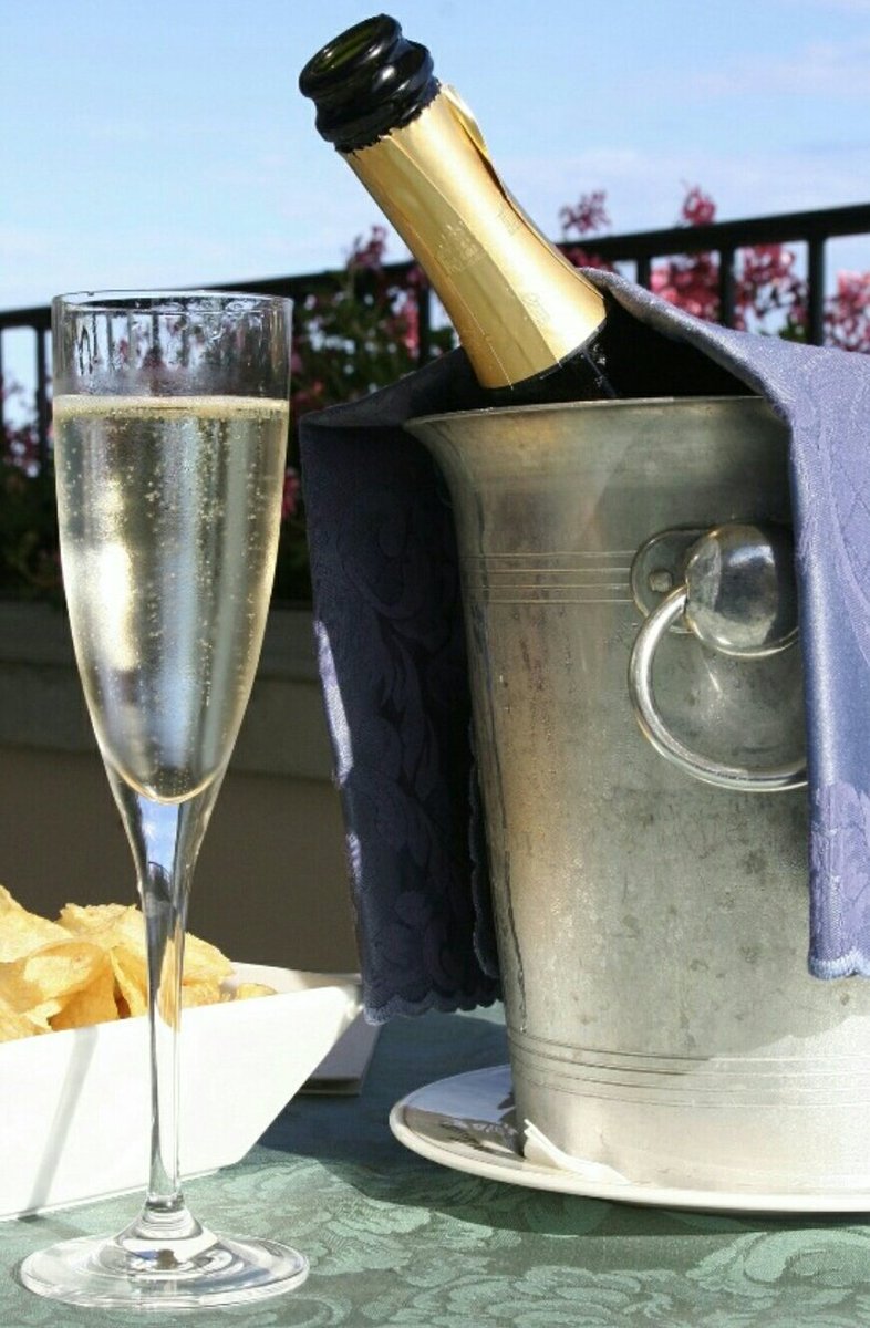 Donosdagaveta's tweet photo. Brut, demi-sec ou moscatel? Vocês sabem como harmonizá-las? Acessa o blog: https://t.co/Zhfu784Z70 https://t.co/77aCuqMXuC