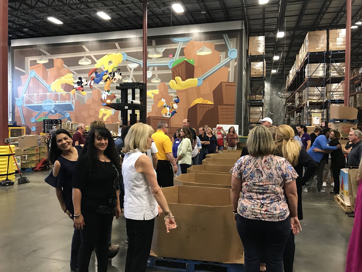 HRinspired's tweet photo. The @hrflorida council is volunteering @feedhopenow! #HRFL18 @HRTampa https://t.co/zeKzTWyUq2