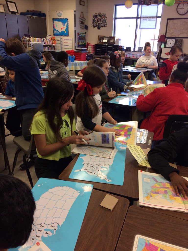 evagriffin10's tweet photo. We invited 2nd gr to our #MysterySkype & had a great time visiting @hawkinsh23 in Kansas! We learned so much from her awesome class. #BuildingRelationships #5thGrFun #ColtPride @ColtCoach1 @RivercrestSD @SkypeClassroom https://t.co/BDFmNJXV6T