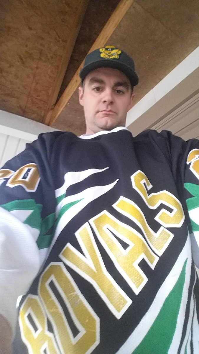 buzzilinear's tweet image. Donning the @EdmontonRoyals uni for the #HumboldtBroncos thinking back to the bus trips to Dawson Creek &amp;amp; Maple Ridge. #provs #greenandGOLD