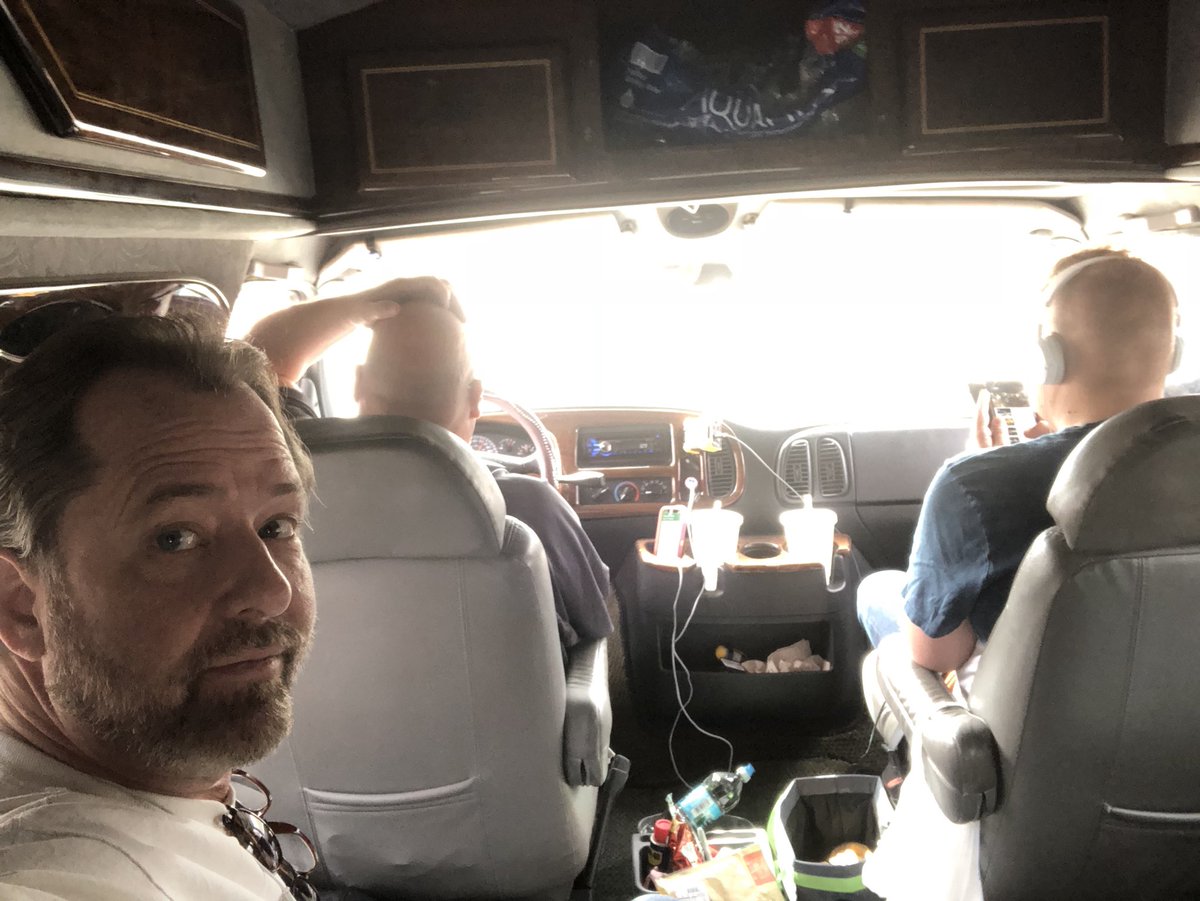 3RedneckTenors's tweet photo. Showbiz glamour, baby!  😃👍🚌🌆🎹🎤 https://t.co/TYhtofFeXD