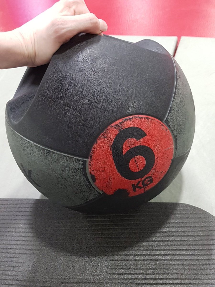 HLRWadsworth's tweet photo. Russian twists for a burning end to a Thursday #abs #workout https://t.co/LRRayzPksX