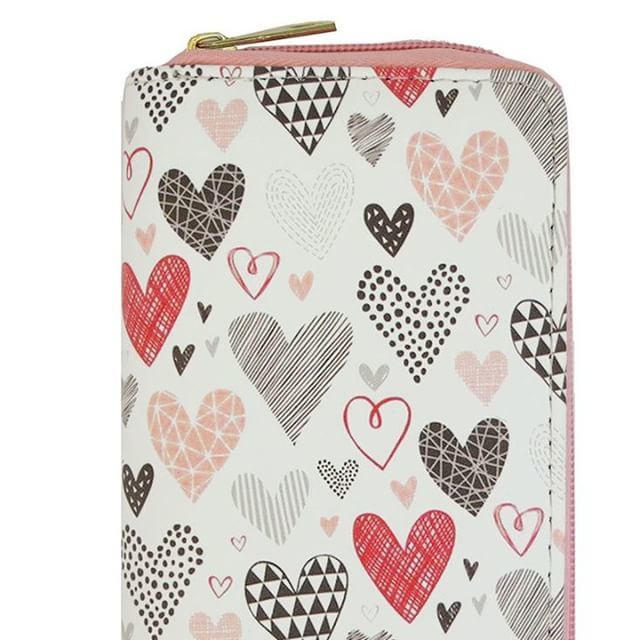 TopazSunStyle's tweet photo. Doodled hearts ❤️❤️❤️ on a white zip around wallet clutch. #linkinbio #hearts #heartswallet #heartwallet #ziparoundwallet #veganwallet #veganclutch #heartsclutch #heartclutch #phonewallet #phoneclutch https://t.co/01fHbC6bjH