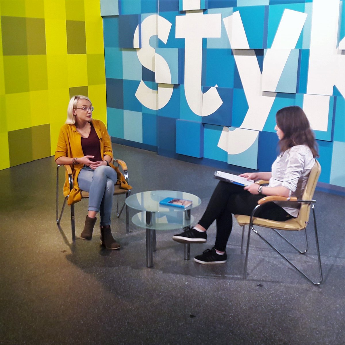 TVStyk's tweet photo. Dziś w naszym studiu gościliśmy Małgorzatę Szumską - pisarkę, podróżniczkę, która odwiedziła takie kraje jak Indie, Kazachstan, USA, Grecja, Filipiny i wiele, wiele innych. O jej doświadczeniach posłuchać będzie można w kolejnym odcinku programu #Rzeczywiście, które już wkrótce! https://t.co/LWeosfX9oQ