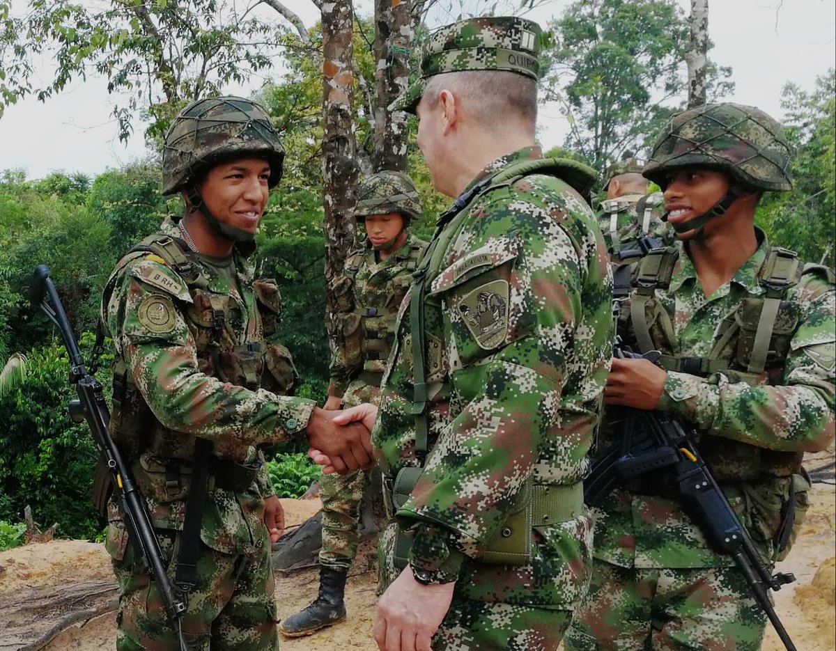 Ejercito_Div2's tweet photo. Transmitir generosidad con conocimiento, ser comprensivo con dimensión humana, tener lucidez, inteligencia y firmeza en las decisiones hace a un héroe un líder #MandoTipoMisión los #SoldadosHorus #FTVulcano te desea un #FelizJueves https://t.co/FN8Rh5CNbp
