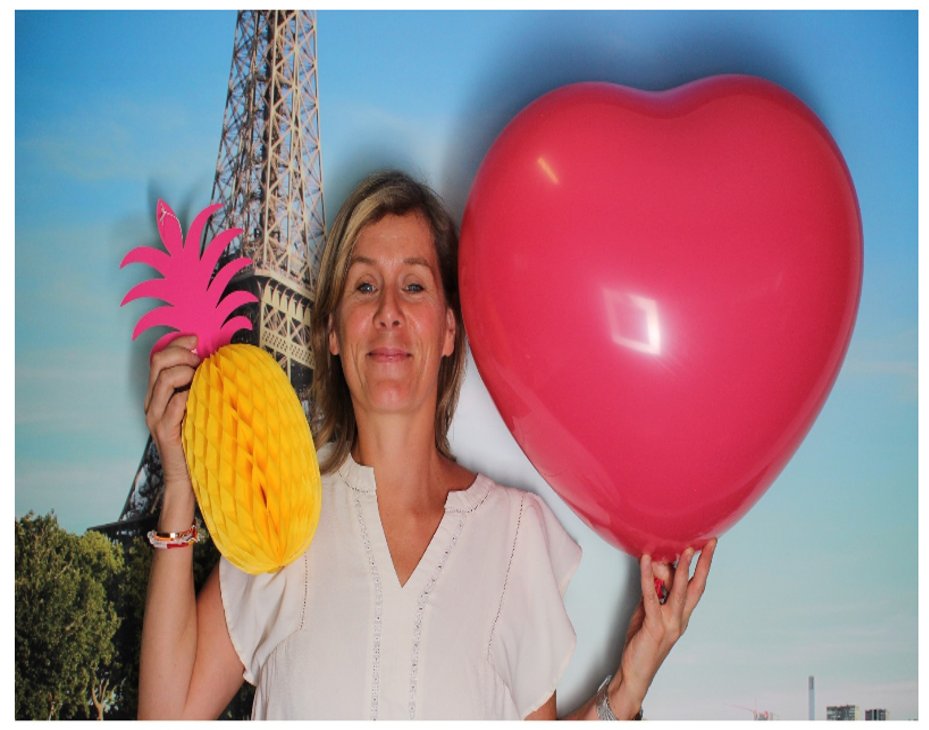 IssaJouaneh's tweet photo. Some sightseeing at the Eiffel Tower. Our France Team love Meetings and pineapples it seems #eventprofs #GMID18 #Recognitionfest https://t.co/GmH4CeIS26