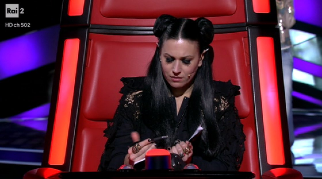 trash_italiano's tweet photo. Cristina come quelli che a scuola facevano finta di fare altro mentre il prof sceglieva chi interrogare. #TVOI https://t.co/j8L6W7HqgP