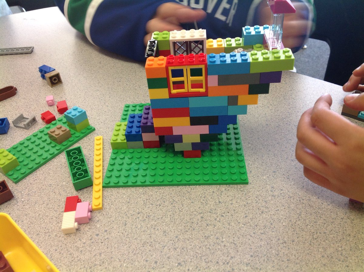 Défi: construisez une maison à l'envers! Challenge: build an upside-down house! #sd38learn #rtla38 <a href="/whitesidewolves/">Whiteside Elementary</a> <a href="/MmeKunc/">Sarah Kunc</a>