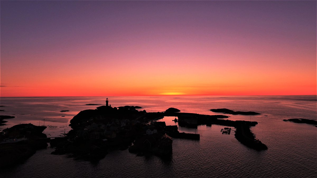 Ona Fyr filmet fra drone ikveld da solen gikk ned i havet (foto: J. Eliassen)