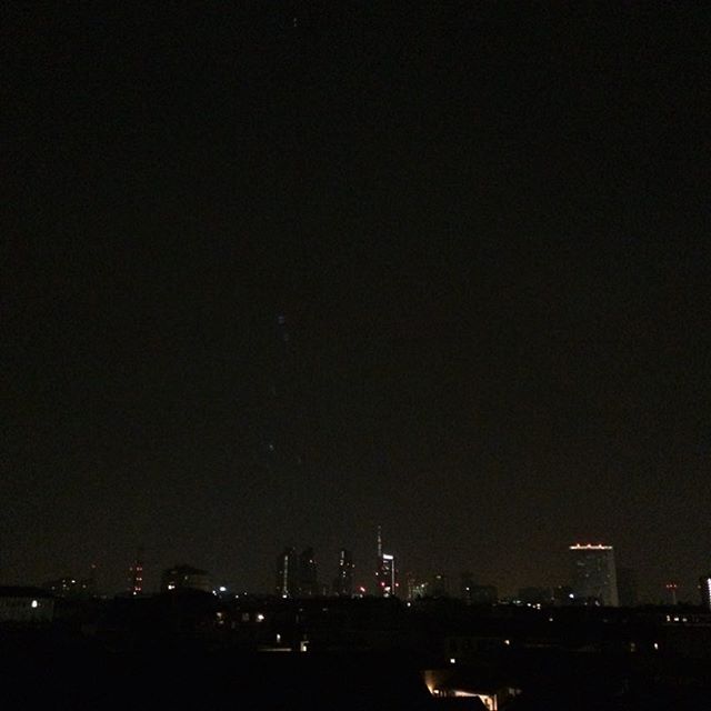 beacristalli's tweet photo. Perché non mi interessa cercare
E le parole arrivano da sole
Come ogni azione libera
Davvero e per sempre
Sarò questo giudizio moderato
Di una felicità esagerata
Esasperata a comando
– in una vita di cambi

La raccolta, qui: https://t.co/QEEkdaqhuJ
#PoesiaPerLaSera #poesia https://t.co/Vn9oTyPuxh