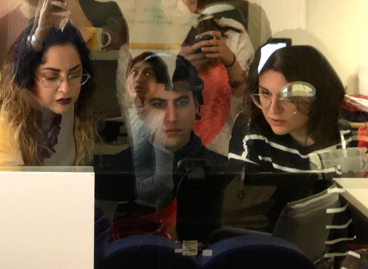 isabellidogar's tweet photo. Esta tarde hemos estado probando los aparatos de #Neuromarketing como Eye Tracking o EEG realizando algunos experimentos.
Gracias a @marketingupv por la paciencia y la dedicación que tienen con nosotros. ¡Ha sido una tarde genial! #MaCom #Neurociencia #Marketing #UPV #EPSA https://t.co/CXkyjMS2QK