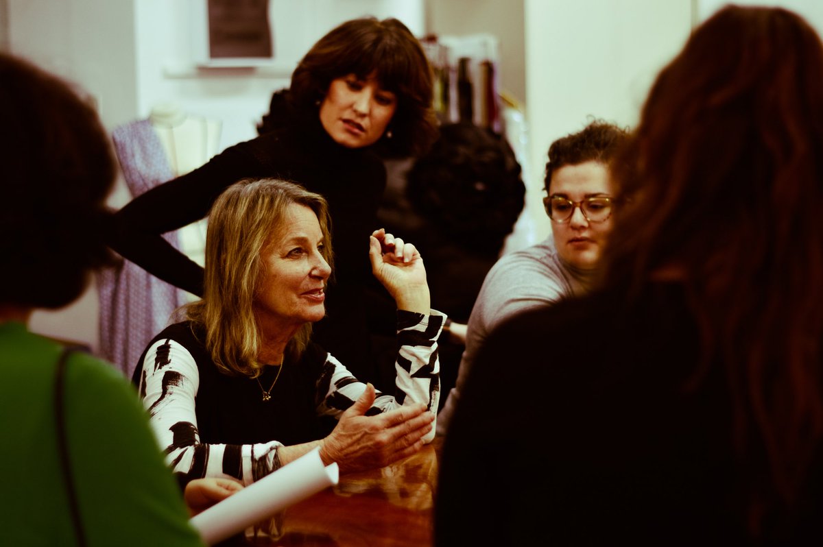 EscuelaEsdir's tweet photo. Paula Scher trabajando con grupos de alumnas/os de la Esdir en su propuesta de crear en una semana un alfabeto sin letras ni números.
@EscuelaEsdir #PaulaScher #diosa #fridayismagical https://t.co/FJmwTyCcKz