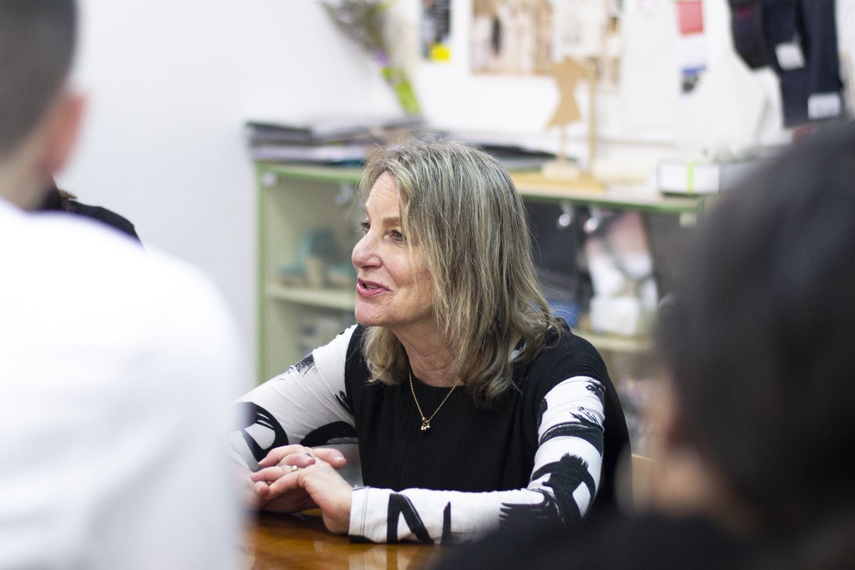 EscuelaEsdir's tweet photo. Paula Scher trabajando con grupos de alumnas/os de la Esdir en su propuesta de crear en una semana un alfabeto sin letras ni números.
@EscuelaEsdir #PaulaScher #diosa #fridayismagical https://t.co/FJmwTyCcKz