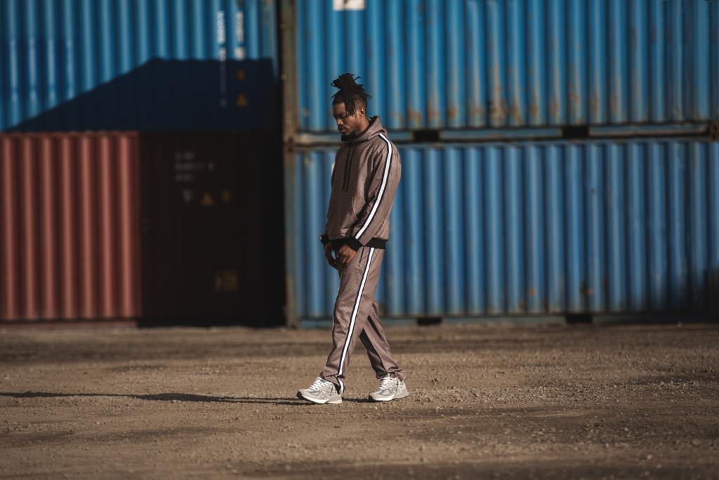 new balance 990v4 on feet