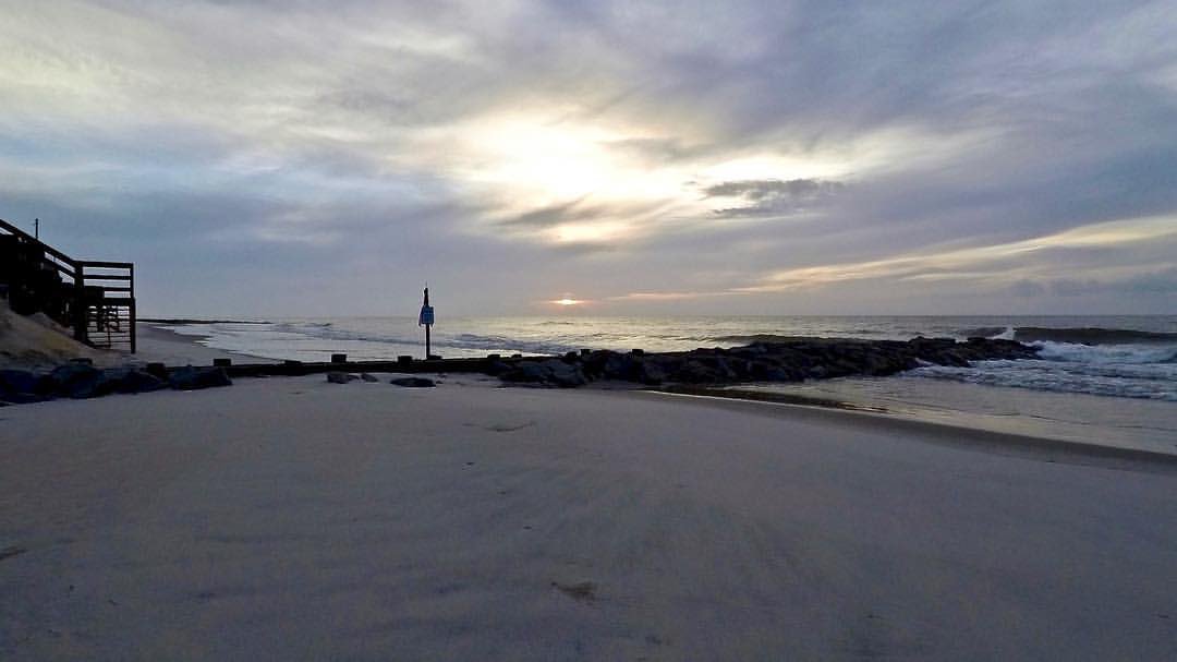 WCSmithIV's tweet image. Blue lit sunrise #pawleysisland #lowcountry #exploresc #discoversc #sunrise #sunrise🌞 #seascape #southernliving #southernlights